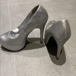 Silver sparkly pumps